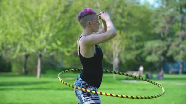 Vacker Ung Kvinna Snurrar Hula Ring Runt Midjan Utomhus Parken — Stockvideo