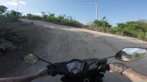 Pov Disparo Joven Tatuado Conduciendo Scooter Carretera Grava — Vídeos de Stock