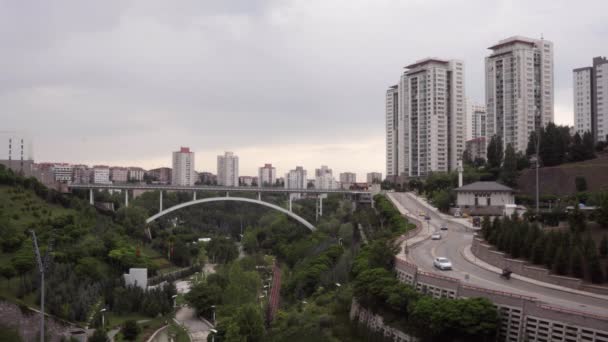 Geniş Açılı Mercekli Köprü Görüntüsü Olan Çok Yeşil Bir Mahalle — Stok video