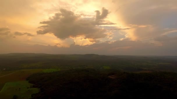 Sol Pone Detrás Las Nubes Dando Los Campos Cielo Color — Vídeo de stock