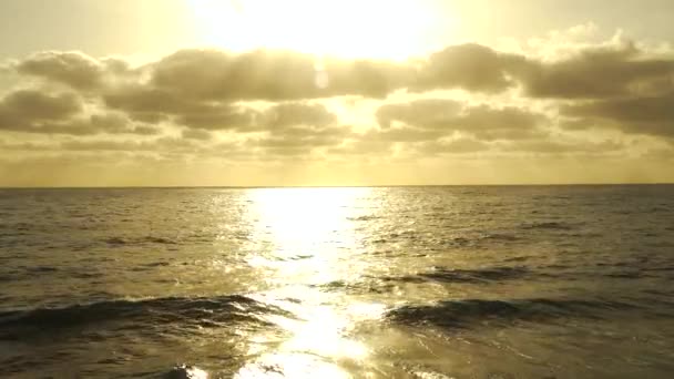 Złote Niebo Wschód Słońca Horyzoncie Oceanu — Wideo stockowe