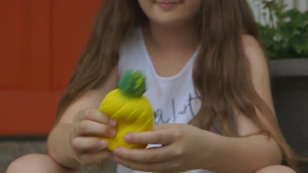 Verandada Oturan Ananas Ezmesi Sıkan Kahverengi Saçlı Küçük Bir Kızın — Stok video