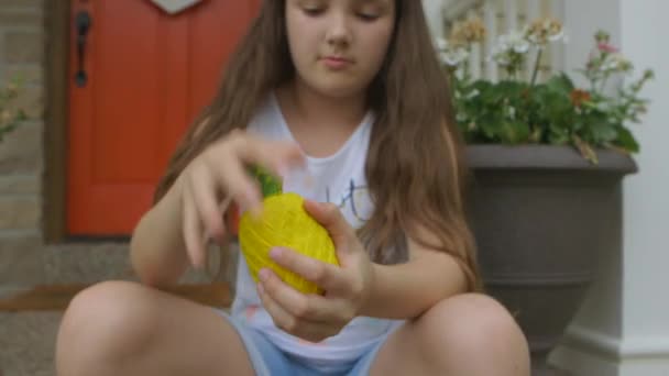 Roztomilá Holčička Mačkat Pomalý Vzestup Ananas Squishy Verandě Létě — Stock video
