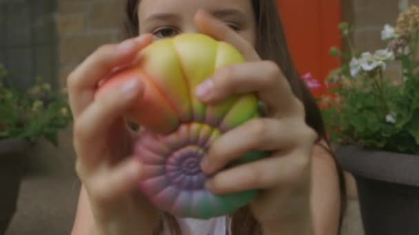 Menina Bonito Alpendre Nos Subúrbios Está Brincando Com Uma Concha — Vídeo de Stock