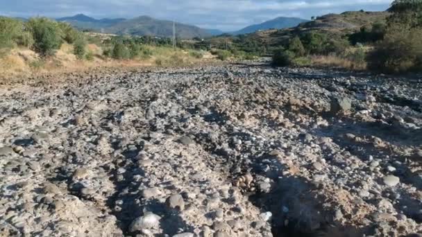 Natuurlijke Prachtige Blauwe Lucht Met Stromende Rivier Beek Boom Rots — Stockvideo