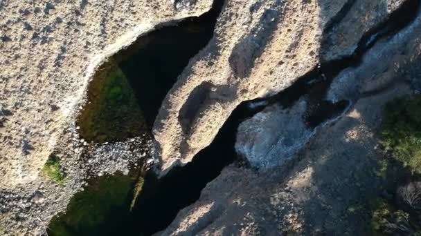 冬季降雨后 天然美丽的蓝天流淌着河流 树木和岩石点缀的河岸穿过峡谷 — 图库视频影像