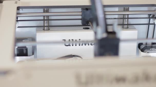 Een Close Shot Van Een Ultimaker Printer Die Een Object — Stockvideo