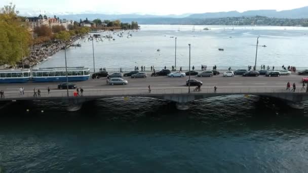 Luchtdrone Schot Vliegen Laag Achteruit Rivier Limmat Zürich Onthullen Het — Stockvideo