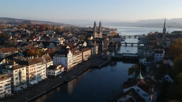 Luchtdrone Schot Vliegen Zijwaarts Rivier Limmat Zürich Zwitserland Bij Zonsondergang — Stockvideo