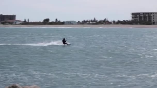 Wind Surfer Pierce Medio Cerca — Vídeos de Stock