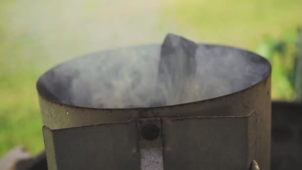 Grill Träkol Rökning Slow Motion Pan — Stockvideo