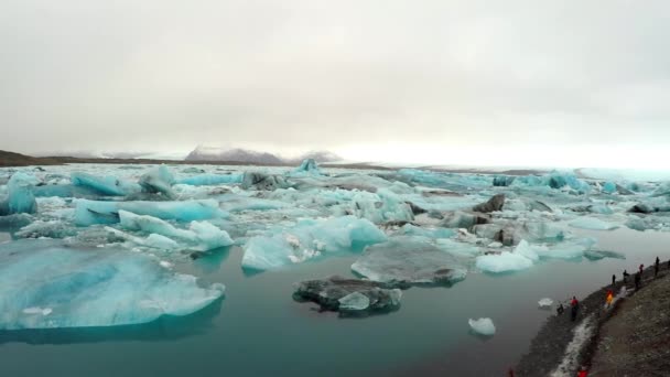 无人机飞越冰岛的Jkulsrln冰川湖这座泻湖紧邻欧洲最大的冰川Vatnajkull 它是自然形成的 形成了从冰川到泻湖的大块冰块 — 图库视频影像