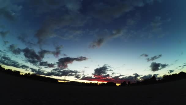 時間の経過雲の日没に移動します アクションは夏時間のリトアニアでXiaomi Yiアクションカメラで撮影されました Uhd Fps — ストック動画