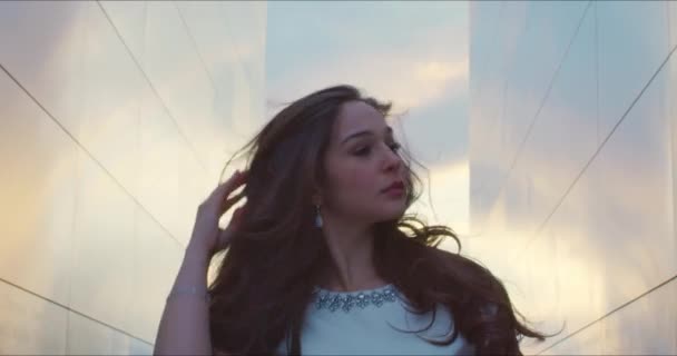 Schönes Mädchen Fixiert Haare Vor Symmetrischem Hintergrund Bei Sonnenuntergang — Stockvideo