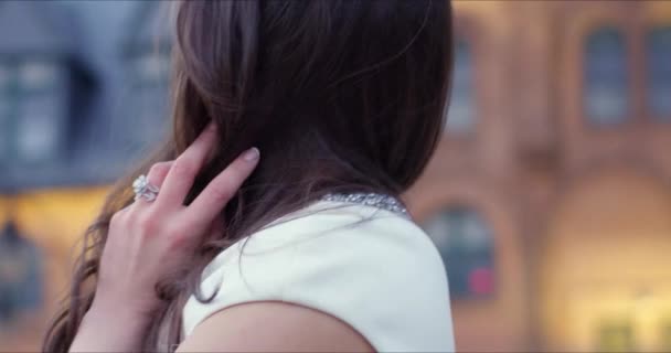 Середній Знімок Красивої Дівчини Біжить Рукою Через Брюнетка Волосся Перед — стокове відео
