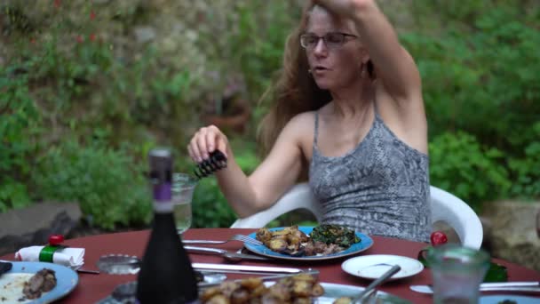 Volwassen Blonde Vrouw Speelt Met Haar Haar Terwijl Eten Praten — Stockvideo