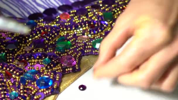 Penutupan Ekstrim Womans Jari Menekan Rhinestones Bulat Kecil Akrilik Tempatnya — Stok Video