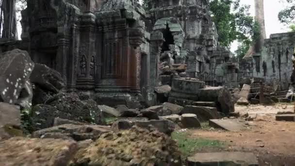 Angkor Wat Siem Reap Mujer Turista Caminando Mirando Dentro Del — Vídeo de stock