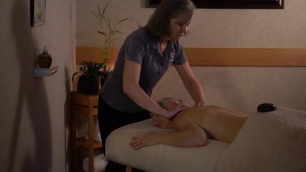 Schuif Naar Rechts Een Massage Therapeut Beweegt Een Hete Steen — Stockvideo