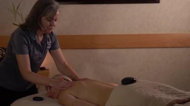 När Kameran Glider Till Vänster Använder Massageterapeut Tummarna För Att — Stockvideo