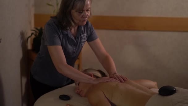 Kameran Glider Till Höger Närbild Massage Terapeut Massera Blond Kvinnor — Stockvideo