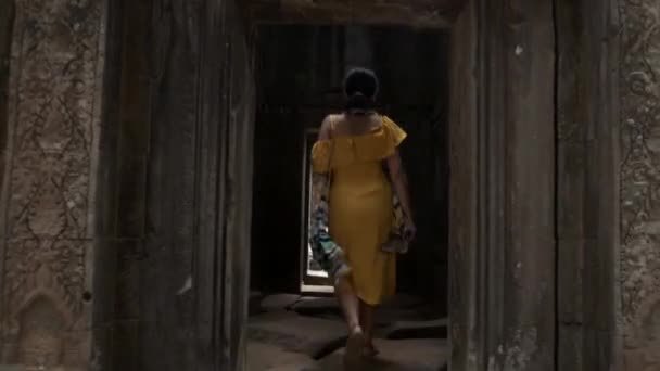 Angkor Wat Siem Reap Mujer Turista Caminando Mirando Dentro Los — Vídeo de stock