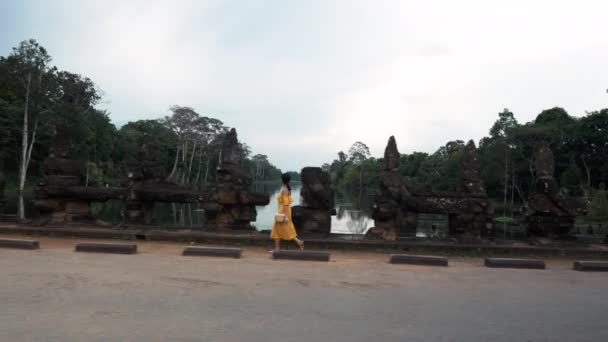 Angkor Wat Siem Reap Turista Mujer Caminando Junto Muchas Caras — Vídeo de stock