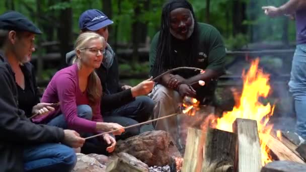 Famiglia Amici Siedono Intorno Falò Arrostendo Marshmallows Come Fotocamera Muove — Video Stock