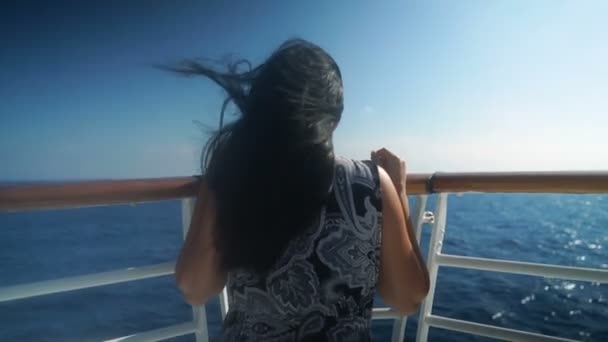 Νεαρό Κορίτσι Στέκεται Μπροστά Από Κρουαζιερόπλοιο Ιστιοπλοΐα Πάνω Από Όμορφο — Αρχείο Βίντεο