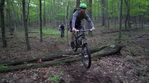 Zbliżenie Prędkości Ramping Dwóch Rowerzystów Górskich Skoków Nad Kłodą — Wideo stockowe