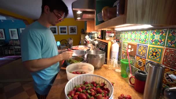 Tigelas Morangos Uma Cozinha Casa Com Jovem Coring Los Cortando — Vídeo de Stock