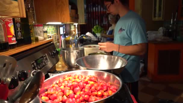 Bajo Gran Angular Tiro Enorme Tazón Fresas Frescas Con Una — Vídeos de Stock