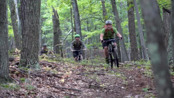 Długie Ujęcie Obiektywu Rowerzystów Górskich Jadących Zakrętem Lesie Jednym Torze — Wideo stockowe