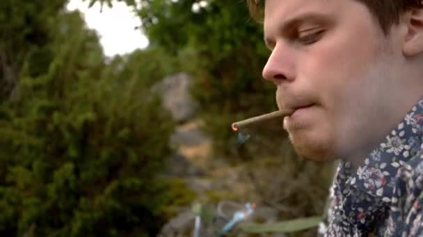 Sigara Içen Yakışıklı Bir Adam — Stok video