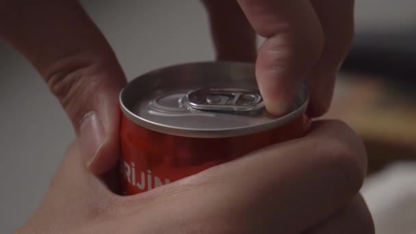 Primo Piano Una Lattina Coke Fase Apertura — Video Stock