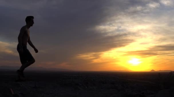 Homem Andando Através Pôr Sol Direito — Vídeo de Stock