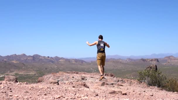 Hombre Haciendo Handstand Cima Montaña Paisaje Árido Slowmo — Vídeo de stock