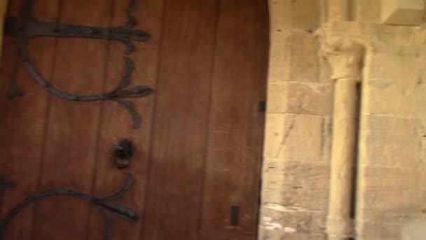 イングランドの古代教会を舞台にしたこのビデオは 教会の扉からポーチまで撮影されたパンです 沈みゆく太陽の光が差し込み — ストック動画