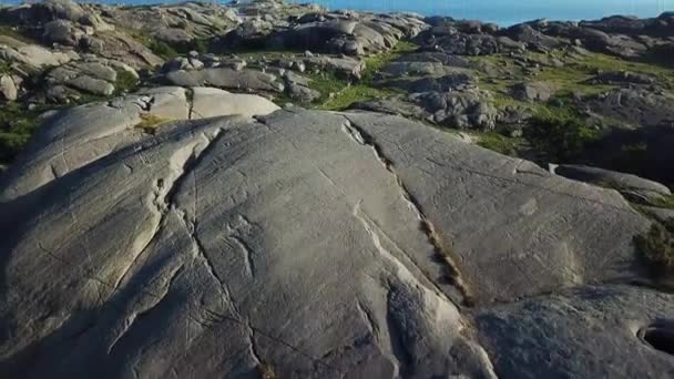 Aerial Revelar Tiro Pequenas Montanhas Rochosas Pelo Mar — Vídeo de Stock