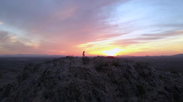 Mujer Drone Caminando Por Cima Montaña Puesta Sol — Vídeo de stock