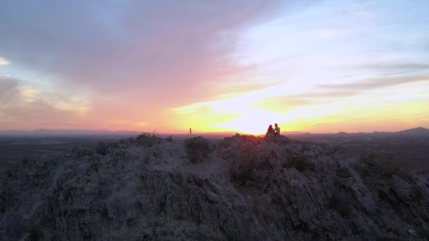 Kanyon Insansız Hava Aracı Günbatımında Bir Çift Yaklaşıyor — Stok video