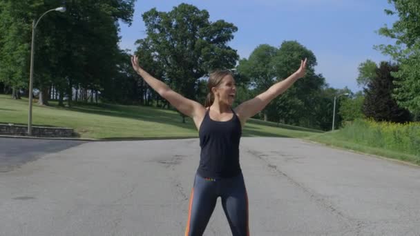 Una Donna Che Corre Sorride Festeggia Dopo Una Dura Corsa — Video Stock