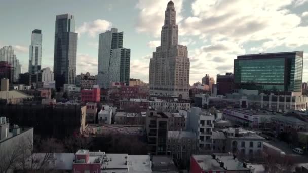 ブルックリンのダウンタウンを見下ろす立ち上がり — ストック動画