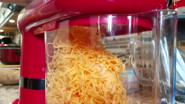 在电动碎纸机中切碎的奶酪 — 图库视频影像