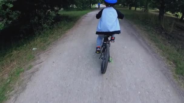 Прогулка Велосипеде Семьей Дети Велосипедах Веселятся — стоковое видео
