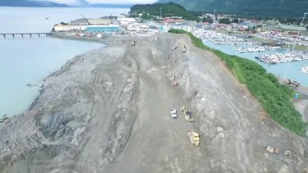 Projecto Construção Valdez Alasca Escavadeiras Carregando Caminhões Basculantes Criando Espaço — Vídeo de Stock