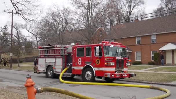 Brandweerauto Bij Brand Columbus Ohio — Stockvideo