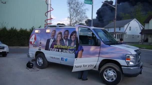 在俄亥俄州哥伦布市发生大火的新闻卡车冒着浓烟 — 图库视频影像