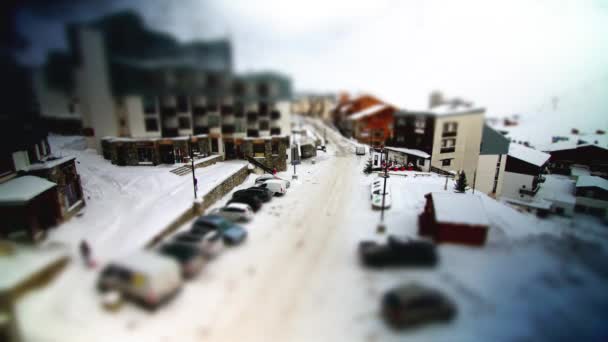 在法式滑雪胜地 小型化风格的时间过去了 人们和汽车在下面走动 玩具城效应 — 图库视频影像