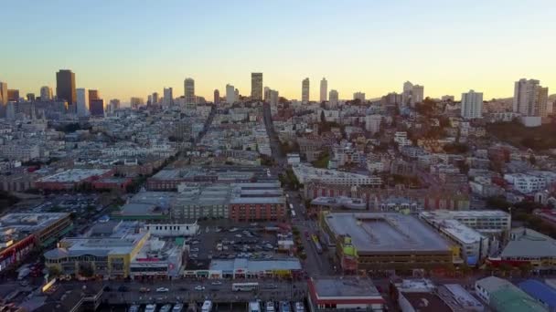 カメラの夕暮れ時のサンフランシスコはゆっくりと上を旅する — ストック動画